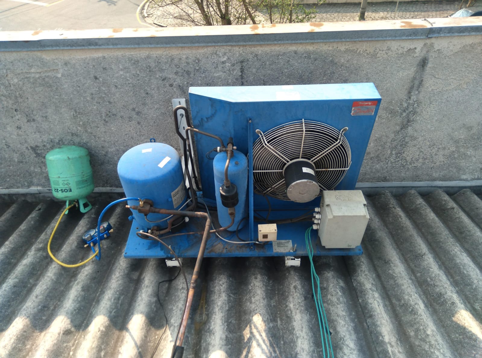 Técnico anotando em prancheta